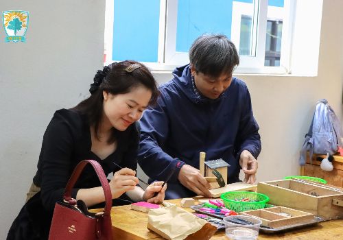 Phụ huynh sắm vai con trải nghiệm thực tế lớp học tại WHS trong ngày hội tuyển sinh Open Day