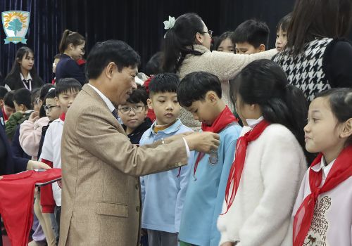 Lễ kết nạp Đội viên mới năm học 2023-2024: WHSers tự hào đeo chiếc khăn quàng trên vai