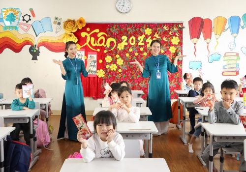 Hân hoan trở lại trường cùng WHSers