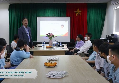 Trò chuyện của chuyên gia với các học sinh chuyên đầu tiên