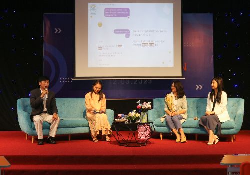 Không khí sôi nổi tại talkshow “Dạy con học hay học cùng con?”