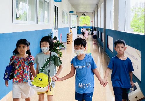 [Trại hè WHS] Học sinh khối 2 bắt trend “No backpack day” – Đến trường không túi xách