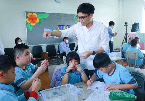 WHSers Tiểu học chế tạo máy ép tinh dầu lạc