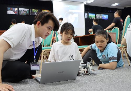 Lớp 5 trải nghiệm Robotics: Khơi nguồn đam mê và chủ động Nghiên cứu khoa học tại cấp THCS WHS