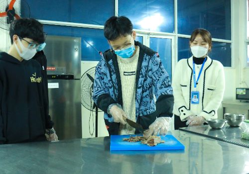 Câu lạc bộ Kết nối đa chiều cho học sinh THPT