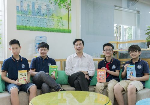 Tặng thưởng học sinh vì những hành động đẹp