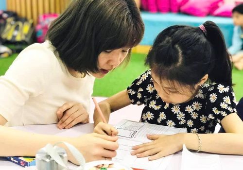 Buổi đọc sách đầu tiên tại CLB “2 The Moon and Back”