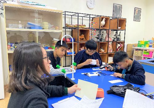 WHSers hào hứng với tiết thực hành Khoa học