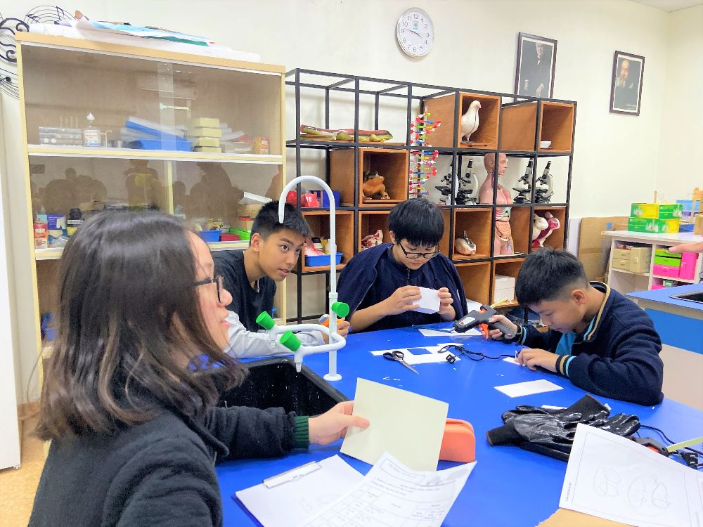 WHSers hào hứng với tiết thực hành Khoa học