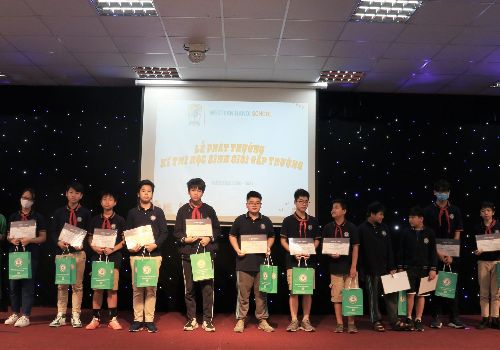 Vinh danh học sinh giỏi Olympic cấp Trường