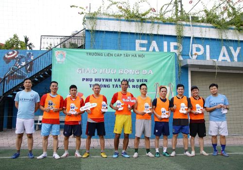 Giao hữu bóng đá giữa giáo viên và phụ huynh WHS