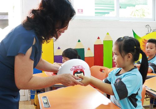 WHSers Khối 1 nhận mũ bảo hiểm do Honda trao tặng