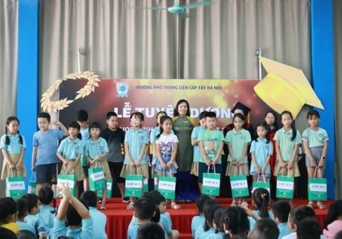 Khép lại một năm học lịch sử của Tây Hà Nội