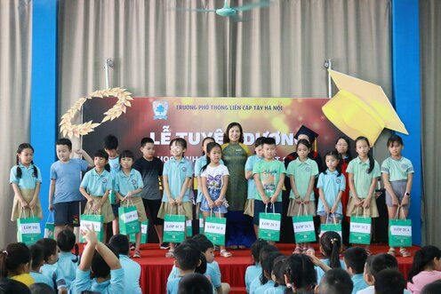 Khép lại một năm học lịch sử của Tây Hà Nội