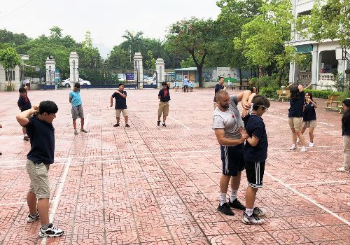 Học PE chưa bao giờ bổ ích đến thế với thầy Alek