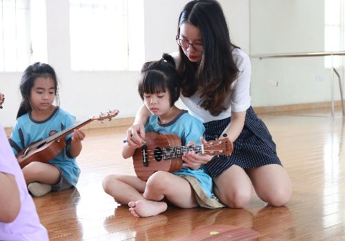 Tiết âm nhạc với đàn ukulele của WHSers khối Song ngữ