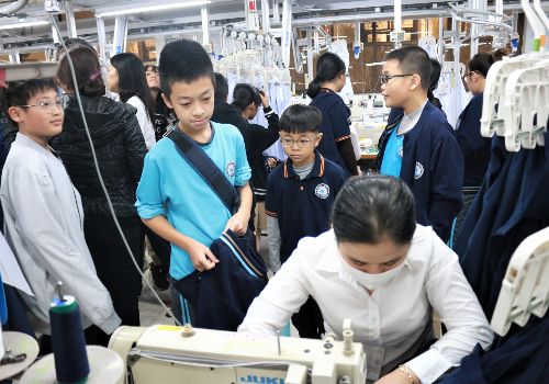 Lớp 6C2 và 7S1 tham quan Tổng Công ty May 10