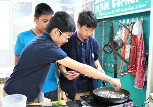 WHSer trổ tài nấu ăn trong tiết học Tiếng Anh
