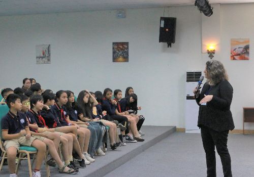 Khối Song ngữ THCS trò chuyện cùng Giám đốc chương trình Quốc tế của trường Wheaton Academy, Hoa Kỳ