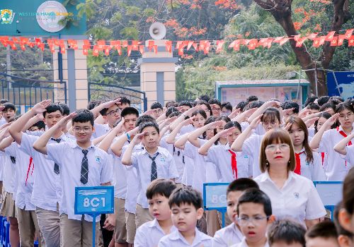 Sinh hoạt dưới cờ tháng 5: Vinh danh những nhịp cầu tri thức và khởi động hành trình "Muôn lời cảm ơn"