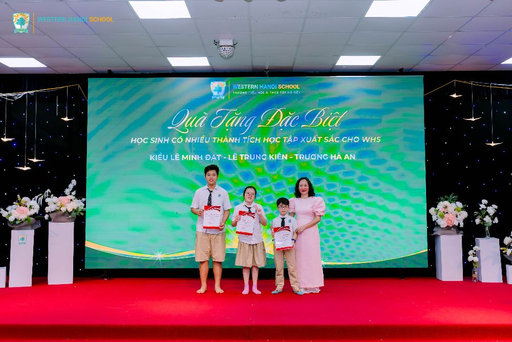 Ba "Mảnh ghép Vàng" xuất sắc nhận phần thưởng đặc biệt từ Chủ tịch Hội đồng Trường WHS